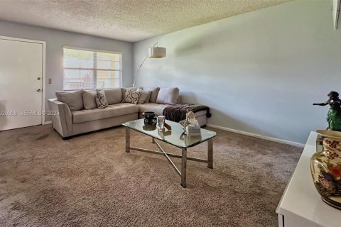 Condominio en alquiler en Pembroke Pines, Florida, 2 dormitorios, 88.63 m2 № 1984474 - foto 18