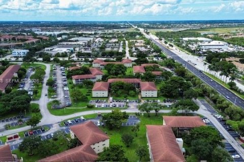 Condominio en alquiler en Pembroke Pines, Florida, 2 dormitorios, 88.63 m2 № 1984474 - foto 6