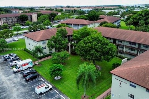 Condominio en alquiler en Pembroke Pines, Florida, 2 dormitorios, 88.63 m2 № 1984474 - foto 3