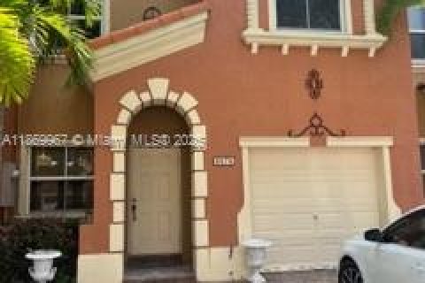 Touwnhouse à louer à Miami, Floride: 3 chambres, 158.86 m2 № 1979431 - photo 1