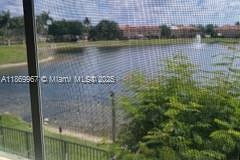 Touwnhouse à louer à Miami, Floride: 3 chambres, 158.86 m2 № 1979431 - photo 2