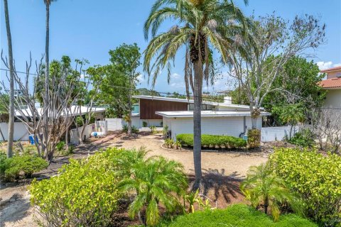 Casa en venta en Treasure Island, Florida, 4 dormitorios, 227.61 m2 № 1687913 - foto 1