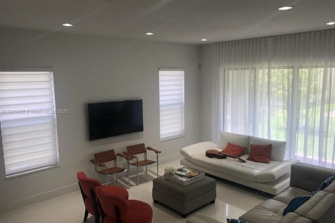 Снять в аренду виллу или дом в Хайалиа, Флорида 3 спальни, 188.13м2, № 1956359 - фото 2