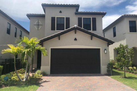 Снять в аренду виллу или дом в Хайалиа, Флорида 3 спальни, 188.13м2, № 1956359 - фото 1