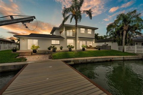House in Clearwater, Florida 4 bedrooms, 249.16 sq.m. № 1687276 - photo 2