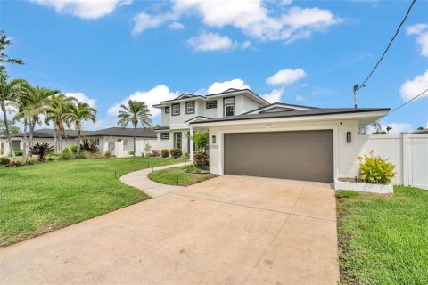 House in Clearwater, Florida 4 bedrooms, 249.16 sq.m. № 1687276 - photo 3