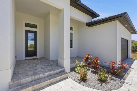 House in Port Charlotte, Florida 3 bedrooms, 161.19 sq.m. № 2106657