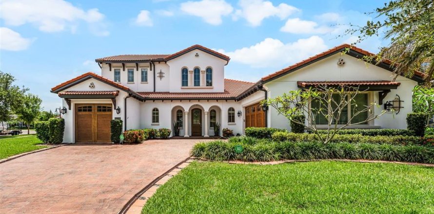 House in Orlando, Florida 5 bedrooms, 387.59 sq.m. № 1786063