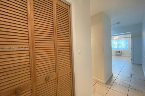 Condo in Coral Gables, Florida, 1 bedroom  № 1941197 - photo 2