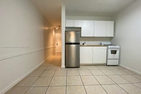 Condo in Coral Gables, Florida, 1 bedroom  № 1941197 - photo 4