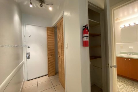 Condo in Coral Gables, Florida, 1 bedroom  № 1941197 - photo 3