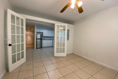 Condo in Coral Gables, Florida, 1 bedroom  № 1941197 - photo 10