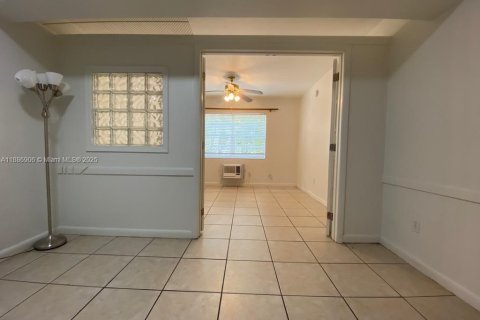 Condo in Coral Gables, Florida, 1 bedroom  № 1941197 - photo 7