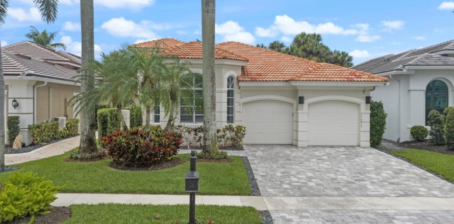 House in Delray Beach, Florida 3 bedrooms, 254.74 sq.m. № 2251518