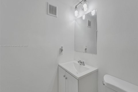 Apartment in North Miami, Florida 1 bedroom, 79.9 sq.m. № 2013085 - photo 16