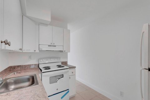 Apartment in North Miami, Florida 1 bedroom, 79.9 sq.m. № 2013085 - photo 4
