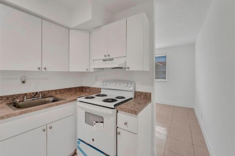 Apartment in North Miami, Florida 1 bedroom, 79.9 sq.m. № 2013085 - photo 6