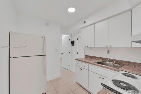 Apartment in North Miami, Florida 1 bedroom, 79.9 sq.m. № 2013085 - photo 3