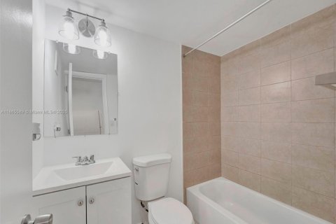 Apartment in North Miami, Florida 1 bedroom, 79.9 sq.m. № 2013085 - photo 14