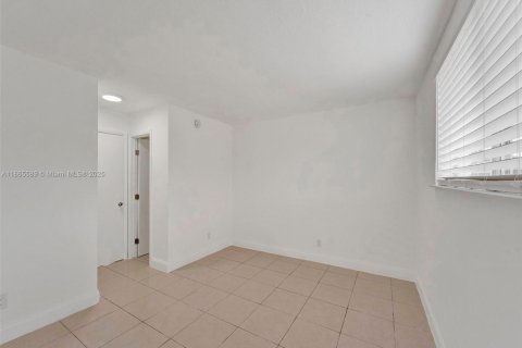 Apartment in North Miami, Florida 1 bedroom, 79.9 sq.m. № 2013085 - photo 9
