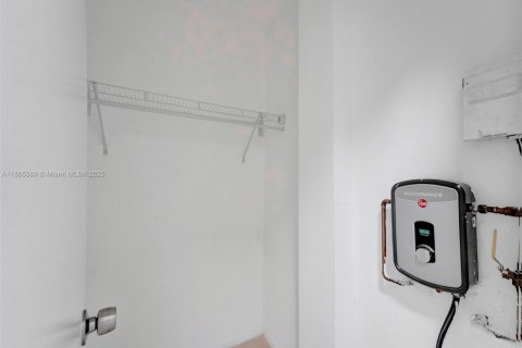 Apartment in North Miami, Florida 1 bedroom, 79.9 sq.m. № 2013085 - photo 13