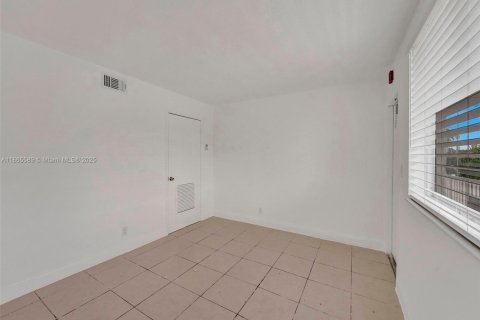 Apartment in North Miami, Florida 1 bedroom, 79.9 sq.m. № 2013085 - photo 18
