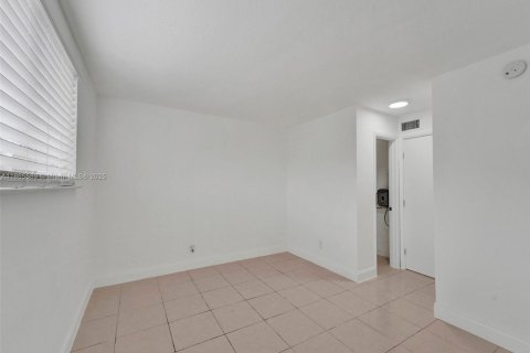 Apartment in North Miami, Florida 1 bedroom, 79.9 sq.m. № 2013085 - photo 8