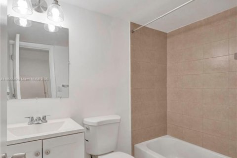 Apartment in North Miami, Florida 1 bedroom, 79.9 sq.m. № 2013085 - photo 15