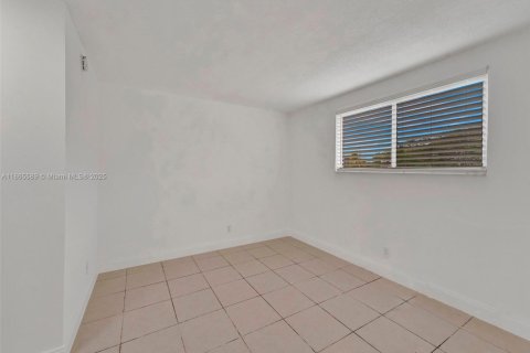 Apartment in North Miami, Florida 1 bedroom, 79.9 sq.m. № 2013085 - photo 10