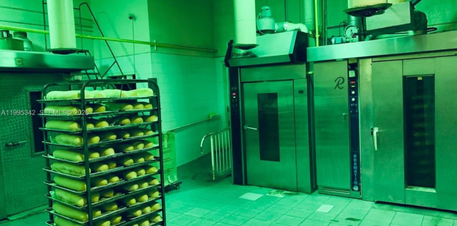 Коммерческая недвижимость в Майами-Гарденс, Флорида № 2058565