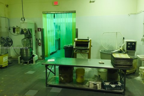 Купить коммерческую недвижимость в Майами-Гарденс, Флорида № 2058565 - фото 3