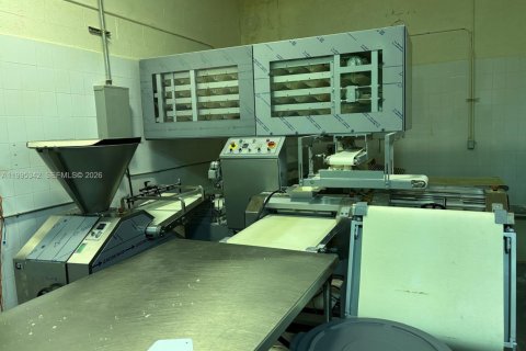 Купить коммерческую недвижимость в Майами-Гарденс, Флорида № 2058565 - фото 4