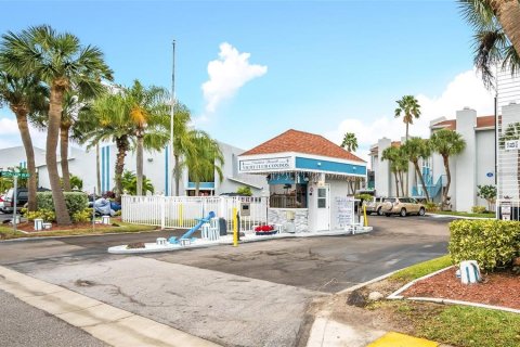 Condo in Madeira Beach, Florida, 1 bedroom  № 1615494 - photo 26