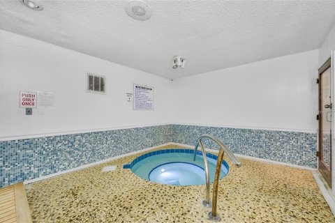 Condo in Madeira Beach, Florida, 1 bedroom  № 1615494 - photo 28