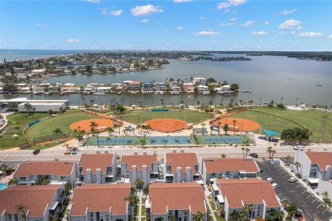 Condo in Madeira Beach, Florida, 1 bedroom  № 1615494 - photo 21