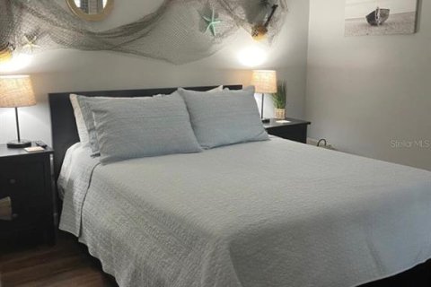 Condo in Madeira Beach, Florida, 1 bedroom  № 1615494 - photo 14