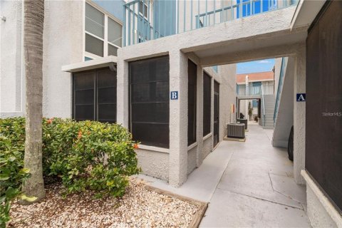 Condo in Madeira Beach, Florida, 1 bedroom  № 1615494 - photo 2