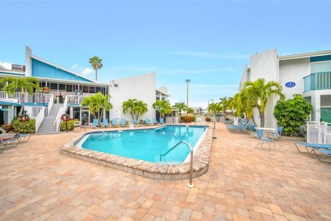Condo in Madeira Beach, Florida, 1 bedroom  № 1615494 - photo 6