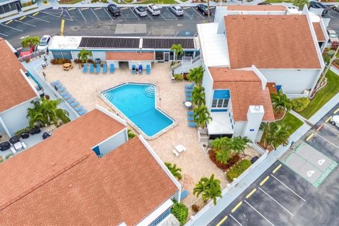 Condo in Madeira Beach, Florida, 1 bedroom  № 1615494 - photo 23