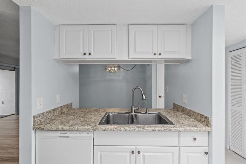 Condo in Holiday, Florida, 1 bedroom № 2209203 - photo 10