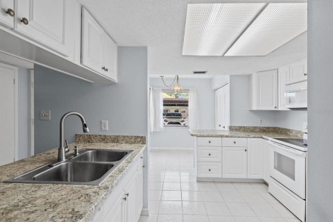 Condo in Holiday, Florida, 1 bedroom № 2209203 - photo 5