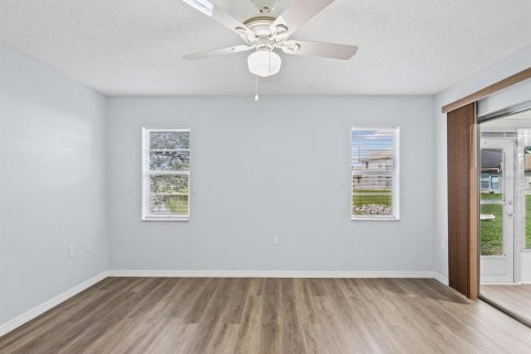 Condo in Holiday, Florida, 1 bedroom № 2209203 - photo 24
