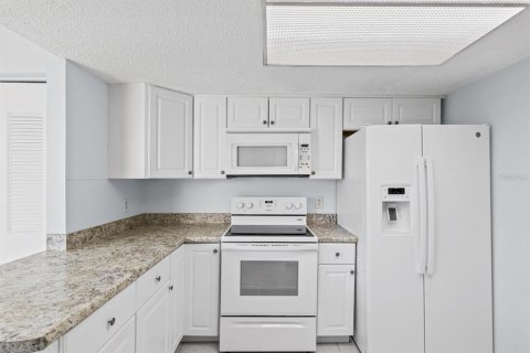 Condo in Holiday, Florida, 1 bedroom № 2209203 - photo 6