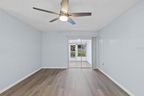 Condo in Holiday, Florida, 1 bedroom № 2209203 - photo 21