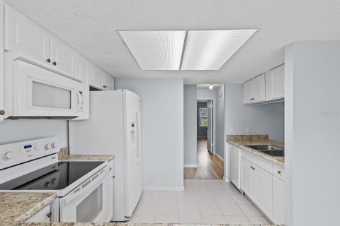 Condo in Holiday, Florida, 1 bedroom № 2209203 - photo 7