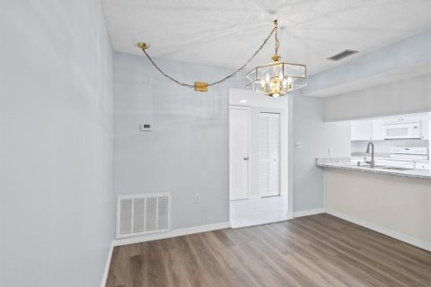 Condo in Holiday, Florida, 1 bedroom № 2209203 - photo 13