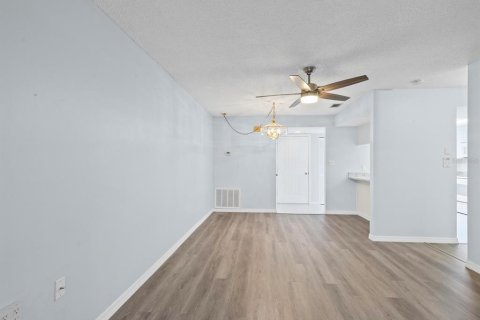 Condo in Holiday, Florida, 1 bedroom № 2209203 - photo 14
