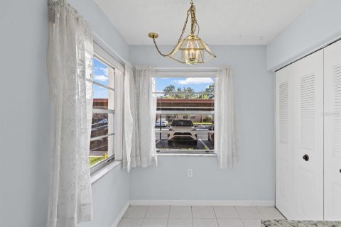 Condo in Holiday, Florida, 1 bedroom № 2209203 - photo 9