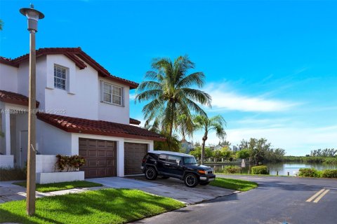 Снять в аренду таунхаус в Катлер-Бей, Флорида 2 спальни, 106.28м2, № 1992408 - фото 1