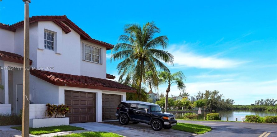 Таунхаус в Катлер-Бей, Флорида 2 спальни, 106.28м2 № 1992408